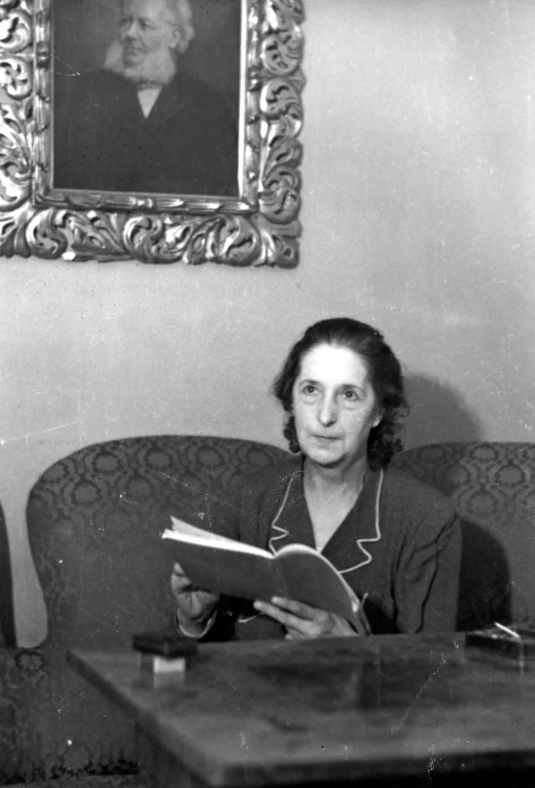 Marija Vera, Osebnost, Profesorica, Dukičevi bloki, Oddelek za gledališče in radio, 1946–1954