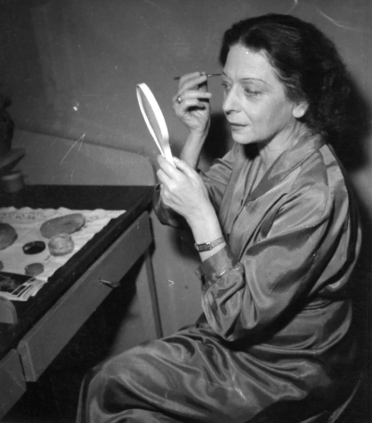 Vida Juvan, Osebnost, Profesorica, Dukičevi bloki, Oddelek za gledališče in radio, 1947–1972