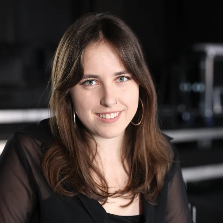 Brina Jenček – mladi Grum, Gradivo, Aškerčeva, Oddelek za dramaturgijo in scenske umetnosti, 2024
