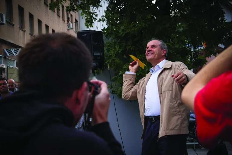 Na papirnatih avionih, 6 fotografij, Fotografija